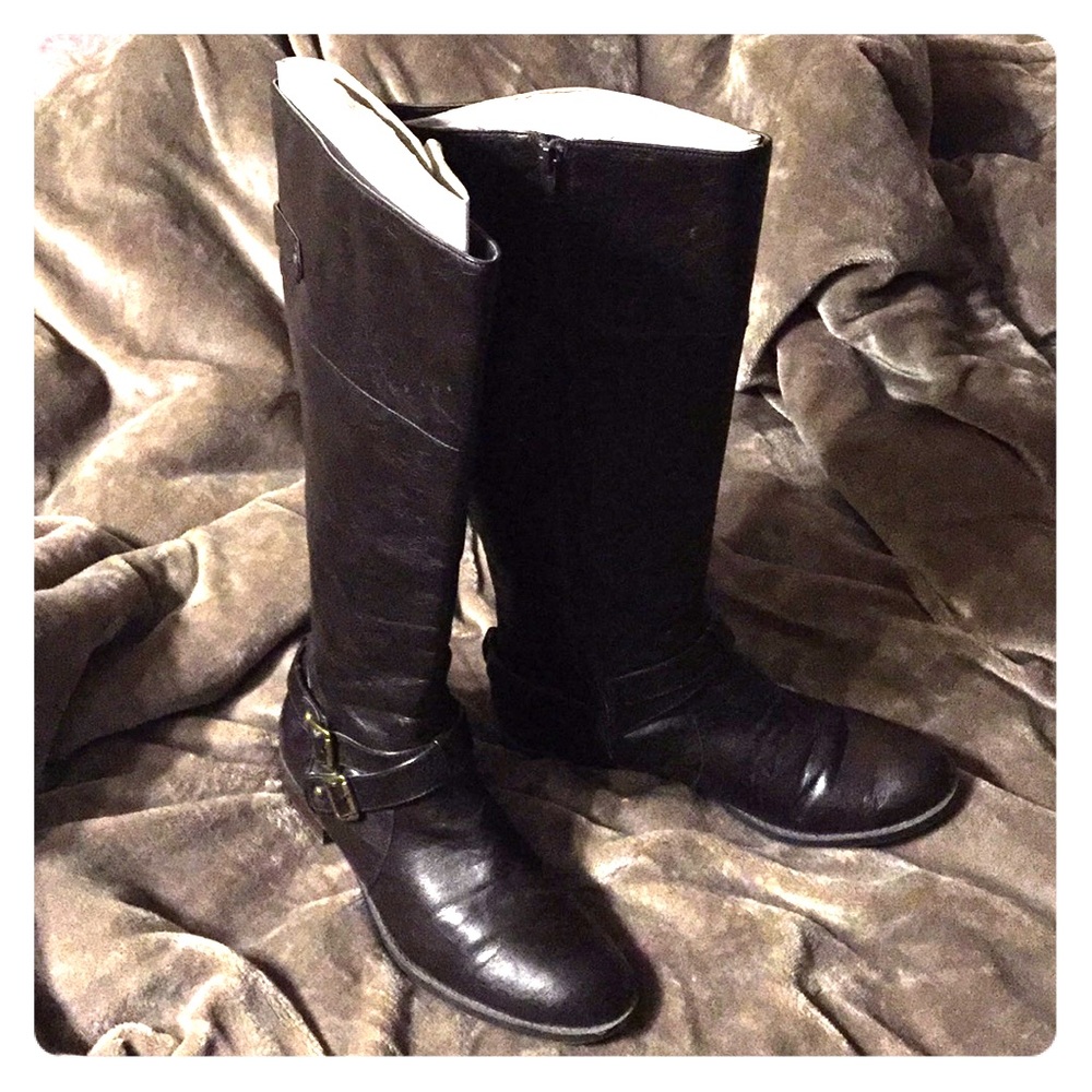 Side zip classic riding boots.